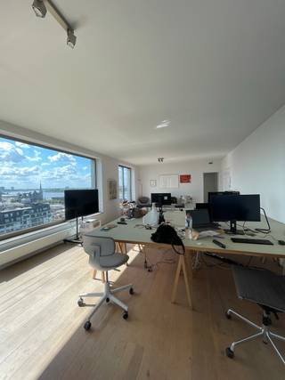 Uitzonderlijk en hoogwaardig ingericht appartement gelegen in Toren 2 van Nieuwbouwproject “Westkaai” met fenomenaal uitzicht over het Eilandje en het dok.<br /><br />Indeling: Inkomhal met toilet en douchecel. Vanuit de hal toegang tot een uiterst zonnige een royale leefruimte met prachtig uitzicht op de bootjes en het MAS. <br />De leefruimte loopt over in een hoogwaardig ingerichte keuken van Bulthaup voorzien van alle toestellen en voldoende opbergruimte. Vanuit de leefruimte heeft men toegang tot een mooi terras met een weids uitzicht. Aansluitend aan de leefruimte een bergruimte met wasmachine. <br /><br />De nachthal geeft toegang tot de hoofdslaapkamer met zicht op de Schelde. Een tweede slaapkamer tevens voorzien van kasten. Royale badkamer voorzien van een douche in bad, dubbele wastafel en een tweede toilet. <br /><br />Ondergrondse autostaanplaats (P2051) te huur aan 150 EUR per maand. <br /><br />Maandelijkse provisie: 200 € (gemeenschappelijke lasten)