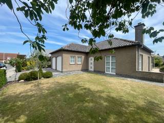 Bent u op zoek naar een comfortabele woning waar je meteen kunt intrekken.<br /><br />Deze rustige woning gelegen bungalow biedt alles wat u nodig heeft. <br />Deze woning biedt een aangename combinatie van rust en bereikbaarheid met zeer veel licht inval. <br /><br /><strong>Indeling </strong><br />inkomhal, ruime leefruimte, keuken, veranda, wasruimte, 3 slaapkamers, badkamer, wc, dubbele garage<br /><br /><strong>Troeven</strong>
<div> - De woning beschikt over een volledige geisoleerde zolder voor extra opbergruimte. <br />- Instapklaar<br />-Epc B<br />- Zonnepanelen<br />- Dubbele garage<br />- met airco / warmtepomp<br />-De woning werd door de jaren heen systematisch gerenoveerd geweest.</div>