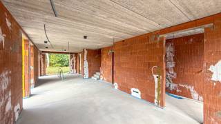 <p><span>Elke zondag welkom op ons kantoor van 10u-12u voor meer info over de nieuwbouwprojecten!<br /></span><br />Moderne nieuwbouwwoning in ruwbouw (HOB) met 3 slpks, zalig gelegen op een nieuwe verkaveling met een uitstekende bereikbaarheid naar winkels, scholen en de autosnelweg E313-E314!<br />Deze rustige gelegen half open bebouwing wordt opgetrokken in een lichte steen en bevindt zich op een perceel van 2.5 are met een zuidwestelijke oriëntatie.<br /><br />De strakke blok heeft een bruto bewoonbare oppervlakte van 156 m² en is praktisch opgedeeld.<br />Er werd rekening gehouden met een grote leefruimte met achteraan een gezellige keukenruimte verbonden met een ruime berging.<br /><br />Via de inkomhal met gastentoilet komt men in de living met aparte zithoek en eetkamer.<br />Vanuit de living vertrekt ook de trap naar boven. Langs de keuken bevindt er zich een praktische berging. Door de grote ramen is er een uitstekende lichtinval.<br />Op de eerste verdieping zijn er 3 slaapkamers ( waarvan 1 met dressing), een technische berging, een apart toilet en een badkamer.<br /><br />Deze ruwbouwwoning wordt opgeleverd met een vlak getrokken perceel dat onmiddellijke aanplanting toelaat.<br /><br />De Simone Reyndersstraat is een jonge verkaveling waar rust en wonen hand in hand gaan.<br />Boekt staat gekend als een rustig gedeelte van Heusden-Zolder met als grote troef de uitstekende bereikbaarheid van de autosnelweg richting Verkeerswisselaar E313-E314 = “Het Klaverblad”.<br />Als extraatje vertrekt men vanuit hier te voet richting natuur voor ene prachtige boswandeling en heeft men ook nog een echte warme bakker in de buurt!<br />Deze compacte woningen zijn ideaal als starterswoningen : ook een school ligt gewoon om de hoek.<br /><br />De woningen worden verkocht onder 12% schrijfgeld op de grond en 21% op de constructie!<br /><br />Samenwerken met deze bouwheer is kiezen voor zekerheid en duidelijke afspraken; voor de snelle beslissers zijn aanpassingen binnen nog mogelijk.<br /><br />GELIJKVLOERS : inkomhal, gastentoilet, leefruimte met trap naar boven, eetkamer, keuken, grote berging<br />EERSTE VERDIEPING : nachthal, 3 slaapkamers ( waarvan 1 met dressing) , badkamer, berging, apart toilet<br />TUIN: aan te leggen<br /><br />Pluspunten:<br />-zeer rustige verkaveling, gelegen op het einde = doodlopend<br />-strakke en moderne stijl!<br />-zeer degelijke bouw<br />-156 m²<br />-aangename leefruimte- grote berging<br />-3 slaapkamers (waarvan 1 met dressing)<br />-goede ligging<br />-bij de autosnelweg alsook bij natuur en bos!<br />-grondwaarde aan 12%, enkel constructie onder 21%BTW<br />-regenwaterput en wadi<br /><br /><span>Maatregelen opgenomen in het Maatregelenregister: nee</span><br /><br />Voor een afspraak of meer info, bel ons op 078/78.78.70, of kom gewoon binnen op ons kantoor. Steeds welkom!</p>