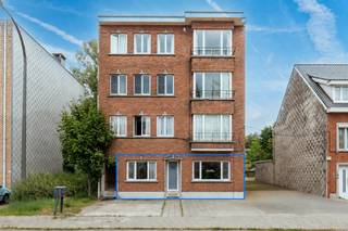 <p><strong>Dit gelijkvloers appartement van ca. 110 m² bevindt zich op een gunstige locatie net binnen de ring van Turnhout. Het appartement omvat onder andere 2 slaapkamers, een ruime tuin van ca. 310 m² en autostaanplaats en werd in 2019 nog gerenoveerd. <span><br /><br /></span></strong><span>Het appartement is toegankelijk via een eigen inkomhal. Rechts bevindt zich de leefruimte, met eet- en zitgedeelte. Aansluitend bevindt zich de keuken, die rechtstreeks toegang geeft tot de tuin. Ook vanuit de leefruimte is de tuin bereikbaar via een schuifdeur.</span></p>
<p><span>De inkomhal geeft verder toegang tot een eerste slaapkamer, de kelder en een aparte opbergruimte. Verder bevinden zich de badkamer met douchebad en toilet en de hoofdslaapkamer met zicht op de tuin.</span></p>
<p><span>Een belangrijke troef is de ruime tuin van ca. 310 m², die rechtstreeks aansluit op zowel de keuken als de leefruimte.</span></p>
<p><span>Het appartement werd in 2019 volledig gerenoveerd en in 2023 voorzien van nieuwe ramen. Verder zijn er overal rolluiken aanwezig en is de elektrische installatie conform. Ook het dak van het gebouw werd recent geïsoleerd. </span><span>Een autostaanplaats is inbegrepen.</span></p>
<p><strong><span>Bijzonderheden:</span></strong></p>
<ul>
<li><span>gelijkvloers appartement van ca. 110 m²</span></li>
<li><span>tuin van ca. 310 m²</span></li>
<li><span>2 slaapkamers</span></li>
<li><span>eigen inkom</span></li>
<li><span>renovatie in 2019</span></li>
<li><span>nieuwe ramen in 2023</span></li>
<li><span>rolluiken</span></li>
<li><span>conforme elektriciteit</span></li>
<li><span>kelder</span></li>
<li><span>recent geïsoleerd dak</span></li>
<li><span>autostaanplaats inbegrepen</span></li>
</ul>