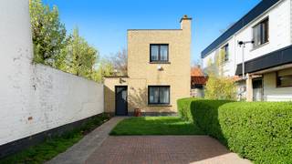 Op een rustige ligging in de Jan Devischstraat te Knokke bieden wij deze te slopen of volledig te renoveren woning aan. De woning beschikt over een gevelbreedte van 6 meter en een totale oppervlakte van 167 m². Het perceel is ideaal georiënteerd en biedt tal van ontwikkelingsmogelijkheden.<br /><br />De ligging is bijzonder gunstig: centraal en op wandelafstand van het commerciële centrum. Vooraan geniet u van een oprit met parkeermogelijkheid op eigen terrein. Naast het perceel de inrit van het Witte Duivenhof. Er is toegang achteraan tot het perceel. <br /><br />Indeling van de woning: inkomhal, de leefkeuken uitgerust met alle toestellen, de woonkamer met zit- en eetruimte. Op het gelijkvloers bevindt zich eveneens de badkamer met inloopdouche, lavabo en aansluiting voor wasmachine en droogkast.<br /><br />Achteraan de woning ligt een aangename stadstuin met tuinberging. Bovendien is het mogelijk om een doorgang te creëren naar de achterliggende straat. Op de eerste verdieping bevinden zich twee ruime slaapkamers.<br /><br />Een interessant perceel met veel potentieel.<br /><br />Bezoeken? Graag na afspraak met Willem Cauwels op tel 050.89.27.70