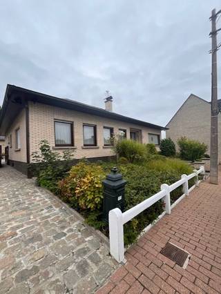 Vul eerst de KANDIDATUURFICHE volledig in door te klikken op volgende link https://ppvastgoed.be/nl/kandidatuurfiche ! Dan pas kan een bezoek ingepland worden. Zeer gunstig en rustig gelegen woning (339m²) te Erpe-Mere omvat een inkomhal, ruime woonkamer, ingerichte keuken, 3 slaapkamers, badkamer, apart toilet, zeer ruime kelder, dubbele garage, terras en tuin. Beschikbaar vanaf 01/10/2026. De huurprijs: €1250/maand.