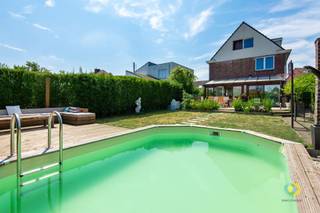 <p><span>Dans un quartier extrêmement calme, où la circulation de passage est interdite, vous trouverez cette spacieuse villa offrant de nombreux espaces de vie, un agencement bien pensé et un cadre extérieur agréable. La maison a été rénovée vers 2011 et offre aujourd’hui tout l’espace nécessaire pour une vie de famille confortable, le télétravail et la détente.</span></p><p><span>Le hall d'entrée donne accès à un agréable espace de vie de 50 m², qui offre une sensation d'ouverture et d'espace. À côté se trouve la cuisine équipée, qui, tout comme l'espace de vie, donne accès à la véranda très pratique. Celle-ci constitue une belle transition vers la terrasse et le jardin avec piscine. Vous pourrez y profiter des longues journées d'été, des dîners en terrasse et de moments de détente. A côté de la piscine vous avez un bel espace pour installer des chaises longues ou  un coin salon. À côté de la piscine se trouve également un garage créant un espace de rangement supplémentaire. Au rez-de-chaussée, vous trouverez également un bureau, parfait pour ceux qui souhaitent travailler tranquillement de la maison. Le premier étage comprend trois chambres spacieuses et une salle de bains  attenante à la chambre principale. Au deuxième étage se trouvent deux autres grandes chambres de 19 m² chacune et une deuxième salle d’eau. Vous trouverez un espace de rangement supplémentaire dans le grenier de 8 m² et dans la cave de 20 m². L’allée peut accueillir plusieurs voitures. Une villa spacieuse avec piscine, des équipements pratiques et un emplacement calme : planifiez dès aujourd’hui votre visite et découvrez par vous-même tout le confort de vie qu’offre cette propriété.</span></p><p><span> </span></p>