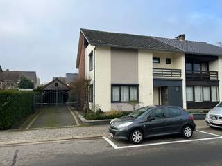 Prachtige woning met 3 slaapkamers op toplocatie te Pelt: * Indeling gelijkvloers: inkomhal, slaapkamer/bureel, woonkamer, keuken met veranda, toilet...