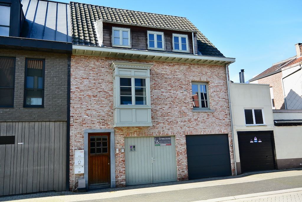 Centraal gelegen appartementsgebouw met 2  appartementen + garage / magazijn . - foto 1