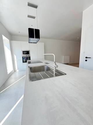 Dit volledig vernieuwd gelijkvloers appartement is gelegen in het stadscentrum, op wandelafstand van het station en de grote markt! Het werd in 2025 tot in de puntjes gerenoveerd en bestaat uit een lichtrijke leefruimte met open keuken met kookeiland ( inductiekookplaat, spoelbak, dampkap, vaatwas, oven, microgolfoven), apart toilet, berging, 2 slaapkamers en een badkamer ( inloopdouche en dubbele lavabo). Buiten is er een leuk terras van 7 m2. Uniek gezien ligging/ kleinschalige residentie van 3 appartementen/ afwerking! Werkelijk alles werd vernieuwd. Mogelijkheid tot de aankoop van een inpandige staanplaats aan 25000 euro. Bel snel voor een afspraak!