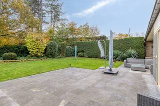 Kom en ontdek dit volledig gerenoveerde huis in Waregem.Deze woning met 4 slaapkamers en aangename tuin is gelegen in een rustige wijk op gunstige ligging nabij invalswegen te koop in Waregem.INDELINGGelijkvloers:Inkomhal met gastentoilet - lichtrijke leefruimte met zicht op de aangelegde tuin - ingerichte keuken met eiland - kamer 1 met douche - wasberging - aangelegde tuin met terras - dubbele garage1ste verdiep:Nachthal - kamer 2 - kamer 3 - kamer 4 - badkamer ( bad, wc, lavabo, douche)ALGEMENE INFO- Gunstig EPC- Dubbel glas - houten ramen- CV gas- Recent HR ketel (2jaar)* Eigendom wordt momenteel verhuurd.