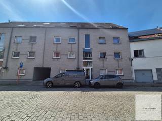 <p><strong>Ruime duplex met 3 slaapkamers, terras en garage in hartje Gent – op wandelafstand van station Gent-Sint-Pieters</strong></p>
<p><strong> </strong></p>
<p>Bent u op zoek naar een ruim en rustig gelegen appartement met een uitstekende bereikbaarheid? Dan is deze charmante duplex zeker een bezoek waard.</p>
<p></p>
<p>Gelegen in het centrum van Gent, op wandelafstand van het station Gent-Sint-Pieters, geniet u van een toplocatie met scholen, winkels, openbaar vervoer en alle dagelijkse voorzieningen binnen handbereik. Het appartement bevindt zich in een verzorgd en rustig gebouw met lift.</p>
<p></p>
<p>De duplex is gelegen op de derde en vierde verdieping en biedt een aangename, lichtrijke leefruimte met toegang tot een zonnig terras aan de achterzijde. Hier geniet u van veel privacy en een mooi uitzicht op het omliggende groen – een oase van rust midden in de stad.</p>
<p></p>
<p>De indeling omvat:</p>
<ul>
<li>Ruime en lichtrijke leefruimte</li>
<li>Terras met veel privacy en groen uitzicht</li>
<li>Praktische keuken</li>
<li>3 volwaardige slaapkamers</li>
<li>Badkamer met ligbad en douchemogelijkheid</li>
<li>Afzonderlijk toilet</li>
</ul>
<p></p>
<p>Een private garagebox is inbegrepen in de huurprijs, wat een absolute meerwaarde is op deze centrale ligging.</p>
<p></p>
<p>Het appartement is kleurrijk geschilderd, wat zorgt voor een warme en persoonlijke uitstraling, en verkeert in een nette, goed onderhouden staat.</p>
<p></p>
<p><strong>Praktische informatie:</strong></p>
<ul>
<li>Huurprijs: 1.250 € + 65 € provisie (per maand)</li>
<li>Beschikbaar vanaf <strong>15 september</strong></li>
<li>EPC: <strong>D</strong></li>
<li>Lift aanwezig</li>
<li>Gemeenschappelijke fietsenberging</li>
<li>Garagebox inbegrepen in de huurprijs</li>
</ul>
<p></p>
<p>Interesse? Neem gerust contact op voor meer informatie of een bezichtiging.</p>