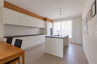 <p>KIJKDAG – ZATERDAG 29 AUGUSTUS VANAF 10 UUR (OP AFSPRAAK)<br /><br />GAVERE – RECENTE HALFOPEN BEBOUWING MET 3 SLAAPKAMERS EN 2 BADKAMERS OP TOPLOCATIE!<br /><br />Deze recente halfopen bebouwing is gelegen in een gezellige en kindvriendelijke woonwijk in Gavere. De woning geniet van een uitstekende ligging, met scholen, banken, supermarkten en winkels op korte afstand. Dankzij de nabijheid van het openbaar vervoer, het treinstation, diverse belangrijke invalswegen en de E17 is ook de bereikbaarheid uitstekend. Bovendien beschikt de wijk over een speeltuin, ideaal voor gezinnen met kinderen.<br /><br />Naar indeling toe beschikt de woning op het gelijkvloers over een inkomhal met gastentoilet, een lichtrijke woonkamer met aansluitend een open en volledig geïnstalleerde keuken, en een praktische bergruimte. <br />De eerste verdieping omvat 3 ruime slaapkamers. Eén van de slaapkamers beschikt over een en-suite badkamer met ligbad en een dubbele lavabo. Daarnaast is er een tweede badkamer met inloopdouche en lavabo. Ook op deze verdieping werd een apart toilet voorzien.<br /><br />Buiten geniet u van een zonnige en onderhoudsvriendelijke tuin met een aangelegd terras, ideaal om heerlijk te ontspannen.<br /><br />De woning is voorzien van alle hedendaagse comfort en energiezuinige technieken. Zo beschikt ze onder meer over een EPC-label A, dubbele beglazing en een warmtepomp.<br /><br />Kortom, bent u op zoek naar een recente halfopen bebouwing met 3 slaapkamers, 2 badkamers en een uitstekende ligging? Aarzel dan niet en maak vandaag nog uw afspraak voor de kijkdag! Voor meer informatie of een bezoek kunt u ons contacteren via 053/60.65.60.<br /><br />De vermelde prijs is een richtprijs. Na ontvangst van de biedingen zal de verkoper beslissen of hij/zij de eigendom verkoopt aan het beste bod. De richtprijs is aldus niet bindend voor de verkoper.</p>