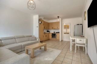 In de Breedstraat te Sint-Niklaas vindt u deze knappe, volledig instapklare duplex met twee slaapkamers. Dankzij de centrale ligging scoort het appartement een uitstekende Mobiscore van 9,2/10: winkels, scholen, horeca en de Grote Markt liggen op wandelafstand en het station van Sint-Niklaas bereikt u in enkele minuten. Vlotte verbindingen naar Antwerpen en Gent maken deze locatie extra interessant voor pendelaars én huurders.<br />Binnen valt meteen de overvloed aan natuurlijk licht op. De leefruimte en keuken vormen een aangename woonverdieping, terwijl u op de bovenverdieping twee volwaardige slaapkamers en een badkamer met ligbad/douche, toilet en spoelbak terugvindt.<br />Ook technisch zit dit appartement helemaal goed: EPC-label B (162 kWh/m²/jaar), dubbele beglazing in pvc, dakisolatie, centrale verwarming op aardgas met condensatieketel en een asbestveilig attest. <br />asbestveilig attest. <br />ELEKTRICITEIT CONFORM TEGEN AKTE<br />Overstromingsgevoeligheid: P-score A en G-score A.<br />Kortom: een lichtrijk, energiezuinig en zorgeloos appartement op een toplocatie, perfect als eerste aankoop of als rendabele investering met sterke verhuurpotentie. Echt een top appartement voor deze prijs!<br />Bel of mail ons voor een afspraak op het nummer: 052/46.38.03 of info@uw-huis.be en wie weet tot binnenkort!<br />