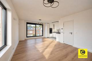 <p><span>Prachtig gerenoveerd BEN-appartement met 2 slaapkamers op toplocatie!</span><span><br /></span><span>Dit energetische gerenoveerd pareltje met EPC A+ ligt op de tweede (bovenste) verdieping van een kleinschalig en "future-proof" gebouw met oogstrelende gevel. Met een absolute topligging in een zopas heraangelegde wijk, op een boogscheut van het magnifieke Brilschanspark, kan je zowel genieten van een groene oase van rust alsook van de nabijheid van het bruisende Antwerpen. Ook winkels, scholen, horeca, sportfaciliteiten, invalswegen en openbaar vervoer vindt u op wandelafstand. Kortom, een geweldige kans ter eigen bewoning, maar ook voor wie op zoek is naar een zorgeloze investering met mooi rendement. </span></p><p><span><br /></span><span>Inkomhal, leefruimte, keuken & berging:</span></p><p><span>U betreedt het appartement via de aparte inkomhal met veiligheidsdeur. In de leefruimte accentueert de fenomenale natuurlijke lichtinval de sublieme afwerkingsgraad, wat de warme "Cortex-vloer", de oogstrelende open keuken en de alomtegenwoordige design verlichting nog meer in de verf zet. Bovendien geniet u in heel het appartement van vloerverwarming en -koeling. De moderne keuken op onderhoudsvriendelijke tegelvloer werd wonderwel geïntegreerd in de leefruimte en is voorzien van kwalitatieve toestellen (inductievuur, dampak, oven, microgolf, vaatwasser, koelkast en vriezer). Aanpalend ligt de praktische berging met inmaakkast. </span></p><p><span> </span></p><p><span>Slaapkamers, badkamer & toilet:</span></p><p><span>Beide slaapkamers (10 & 12,5m²) zijn voorzien van TV- en UTP aansluitingen, situeren zich aan de nog rustigere achterzijde van het gebouw en beschikken over elektrische rolluiken waardoor een goede nachtrust en 100% privacy gegarandeerd zijn. De stijlvolle badkamer met prachtige marmer-accenten omvat een grote inloop-/regendouche, dubbel wasmeubel met watervalkranen en bijhorende spiegelkast, handdoekradiator en toilet. Bijkomend is er ook een apart gastentoilet.</span></p><p><span> </span></p><p><span>Voortuin & (fiets)berging:</span><span><br />De voortuin omvat een afgebakend plekje waar de bewoners van het 1e en 2e verdiep gebruik van kunnen maken om te genieten van wat frisse buitenlucht, al dan niet vergezeld van een goed glas. Om de benen te strekken is een wandeling in het geweldige Brilschanspark een echte aanrader. De afgesloten (fiets)berging vormt zonder meer een enorme meerwaarde. </span></p><p><span><br /></span><span>Extra troeven:</span></p><p><span>- Mobiscore 9,3</span></p><p><span>- EPC A+ </span></p><p><span>- HR ramen </span></p><p><span>- Vloerverwarming en -koeling</span></p><p><span>- Warmtepomp</span></p><p><span>- Dak- en gevelisolatie </span></p><p><span>- Zonnepanelen</span></p><p><span>- Elektriciteit conform </span></p><p><span>- Asbestveilig</span></p><p><span>- Individuele meters</span></p><p><span>- Incl. designverlichting</span></p><p><span>- Fietsberging</span></p><p><span> </span></p>