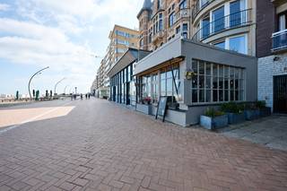 Deze volledig ingerichte horecazaak ( momenteel restaurant) is gelegen aan de zeedijk in De Panne en bestaat uit een restaurantgedeelte, bar, volledig ingerichte keuken, toiletten en een ruime kelder. Mogelijks op te delen in twee handelszaken, gezien er ook een ingang met vitrine is langs de kant Walckierstraat 5. Buiten is er een groot terras! Ideaal voor wie op zoek is naar een investeringsopportuniteit!