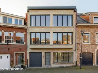 <strong>Te renoveren stadswoning met maar liefst 8 slaapkamers, 2 badkamers en inpandige garage. Gelegen in een van de mooiste straten van het centrum van Turnhout op een perceel van 681m², vlakbij alle winkels en grote markt. EPC 746 kWh/m² Label: F.<br /><br /></strong><strong>Ligging</strong><span>: </span><span>de woning is gelegen in een rustige autoluwe straat pal in het centrum van Turnhout o</span><span>p wandelafstand van de Grote Markt, winkels, horeca, openbaar vervoer,... en met een vlotte verbinding naar de ring en de autostrade.</span><br /><br /><strong>Indeling:</strong> <strong>gelijkvloers:</strong> inkomhal, woonkamer, polyvalente ruimte, keuken, berging, toilet, garage, kelder. <strong>+1:</strong> 5 slaapkamers, badkamer, toilet, polyvalente ruimte, dressing, balkon. <strong>+2:</strong> 3 slaapkamers, badkamer, toilet, hal. <strong>Buiten: </strong>terras, tuin. <br /><br /><strong>Omschrijving:</strong> bij binnenkomst leidt de ruime inkomhal naar de lichtrijke woonkamer (47 m²). Aangrenzend bevindt zich een polyvalente ruimte (19 m²), ideaal als bureau, speelkamer of hobbyruimte. De volledig uitgeruste keuken (17 m²) biedt veel werkruimte en opslag, en grenst aan een praktische berging. Verder vinden we op deze verdieping een gastentoilet, een garage (23 m²) met directe toegang tot de woning en een kelder voor extra opslagruimte.
<p>Op de eerste verdieping bevinden zich vijf ruime slaapkamers: 22 m², 20 m², 19 m², 14 m² en 13 m². Daarnaast is er een badkamer met bad en douche, een apart toilet en een polyvalente ruimte (12 m²) die gebruikt kan worden als speelkamer of extra bureau. Handige inbouwkasten en een dressing zorgen voor voldoende opbergruimte. Bovendien beschikt een van de slaapkamers over een balkon (5 m²).</p>
<p>Op de tweede verdieping vinden we nog drie extra slaapkamers van 16 m², 15 m² en 12 m², wat deze woning uiterst geschikt maakt voor wie veel ruimte nodig heeft. Daarnaast is er een tweede badkamer met douche en een apart toilet. Een ruime hal en extra opbergkasten maken het geheel compleet.</p>
<p>Met tot 8 slaapkamers, lichtrijke leefruimtes, polyvalente ruimtes en twee badkamers biedt deze woning een unieke combinatie van comfort, functionaliteit en ruimte. De woning beschikt bovendien over een garage, kelder, balkon en grote tuin, en is gelegen in een aangename buurt met alle voorzieningen in de nabijheid.<br /><br />Deze woning valt onder de renovatieplicht. Voor meer info kijk op de website van het Vlaams Energie- en Klimaatagentschap: https://energiesparen.be/renovatieverplichting<br />Dankzij de vereenvoudigde "Mijn verbouwpremie" heb je waarschijnlijk recht op heel wat premies!</p>
<strong>Bijzondere informatieplicht:</strong> in aanvraag.