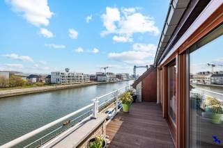 Welcome to Willebroek!Located in a prime spot along the canal in Willebroek, this bright and move-in ready duplex apartment offers a living area of...