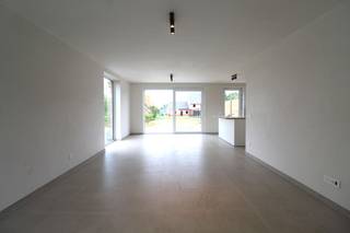 Langs de Dosselstraat te Westrozebeke (Staden) vinden we deze nieuwe halfopen woning met drie slaapkamers terug. ✨ Troeven:✔ Energiezuinig:...