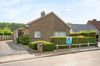 Deze ruime bungalow is centraal gelegen in Berchem (Kluisbergen), met een vlotte verbinding naar Avelgem, Ronse en Oudenaarde. De woning bevindt zich op een mooi terrein en biedt veel ruimte en privacy.Een grote troef is het praktische gelijkvloerse karakter: alle belangrijke woonfuncties bevinden zich op één niveau, ideaal voor wie comfortabel en duurzaam wil wonen met het oog op de toekomst.De woning omvat een inkomhal, ruime woonkamer, keuken, praktische bijkeuken, 3 slaapkamers, badkamer en apart toilet. Daarnaast is er een handige kelder en bevindt zich boven de volledige woning een ruime zolder, die heel wat extra opslag- en mogelijkheden biedt.Buiten geniet u van een ruime, private tuin en een aparte garage. Ook boven de garage is een verdiep aanwezig, wat bijkomende mogelijkheden creëert.De woning is perfect bewoonbaar, maar kan met een modernisering volledig naar eigen smaak en hedendaagse normen worden gebracht.Meer info of plan je bezoek: wim@immobeguin.be.Te koop via Immo Beguin, uw vastgoedexpert sinds 2009, met kantoren in Ronse, Deinze, Waregem, Kortrijk, Nieuwpoort, Doornik en Lessen en Moeskroen.