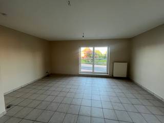 <p>Gezellig appartement op fietsafstand van de Markt in Waregem .</p>
<p> </p>
<p>Het appartement is gelegen op de eerste verdieping , er is geen lift aanwezig .</p>
<p>Het appartement heeft een woonkamer, keuken hoek ik de living, badkamer met douche, toilet, één slaapkamer en een parkeerplaats buiten.</p>
<p> </p>
<p>troeven</p>
<ul><li>instapklaar</li><li>op fietsafstand van de Markt</li><li>dichtbij E17</li></ul>