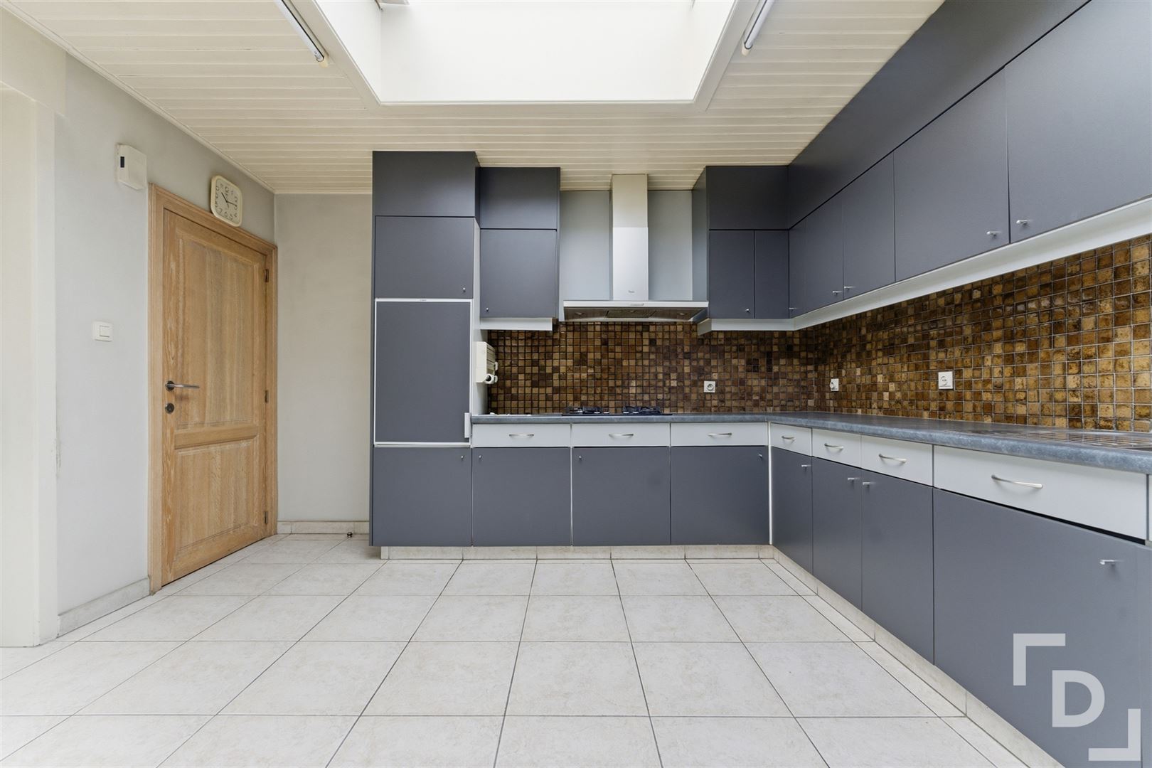 Te renoveren woning met inpandige garage in centrum Watou - foto 4