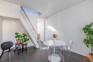 Deze <strong>gezellige stadswoning</strong>, gelegen op een steenworp afstand van het bruisende centrum van Gent, biedt een goede bereikbaarheid via belangrijke invalswegen, lokale handelaars en het openbaar vervoer op wandelafstand.<br /><br />Op het gelijkvloers vind je de <strong>eetkamer</strong>, die doorloopt naar de <strong>keuken</strong>, met aansluitend de <strong>badkamer</strong>. Het eerste verdiep geeft plaats aan de zithoek met bureauruimte. Verder bevindt zich op het tweede verdiep de slaapkamer.<br /><br />Ideaal voor wie op zoek is naar een gezellige starterswoning op centrale ligging. <br /><br />Wenst u een afspraak, neem dan contact op met Theo voor uw bezoek ter plaatse: theo@convas.be