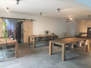 Terbeschikkingstelling van infrastructuur in vernieuwde kantoren gelegen op het industrieterrein Genk-Noord zone 4, langs het gekende PLOT, vlakbij de N76 Diepenbeek-Genk-Oudsbergen-Bree en tussen de afritten nr. 30 Midden-Limburg &amp; nr. 31 Genk-Centrum E314. <br /><br />Er zijn kantoren beschikbaar vanaf 21 m², ev. mogelijk tot het bemeubelen. De kantoren zijn luxueus en praktisch ingericht en voorzien van alle uitgebreide infrastructuur o.a. klimatisatie, badgesysteem, ontspanningsruimten, gemeenschappelijke vergaderruimten,... Voldoende parkeergelegenheid op eigen terrein. Mogelijkheid om intern te verhuizen naar grotere/kleinere kantoren. <br /><br />De maandelijkse vergoeding is een prijs all-in m.a.w. vergoeding kantoor, verbruik nutsvoorzieningen, gebruik vergaderzalen, schoonmaak, gebruik van de gemeenschappelijke ruimten, buiten onderhoud &amp; parking, onroerende voorheffing,... <br /><br />De wetgeving op de woninghuur en de handelshuur zijn op deze overeenkomsten niet van <br />toepassing.<br /><br />Voor meer info bel Dario op 0472/09.27.56 of 011/22.19.17 - dario@limburgsvastgoed.be of www.limburgsvastgoed.be