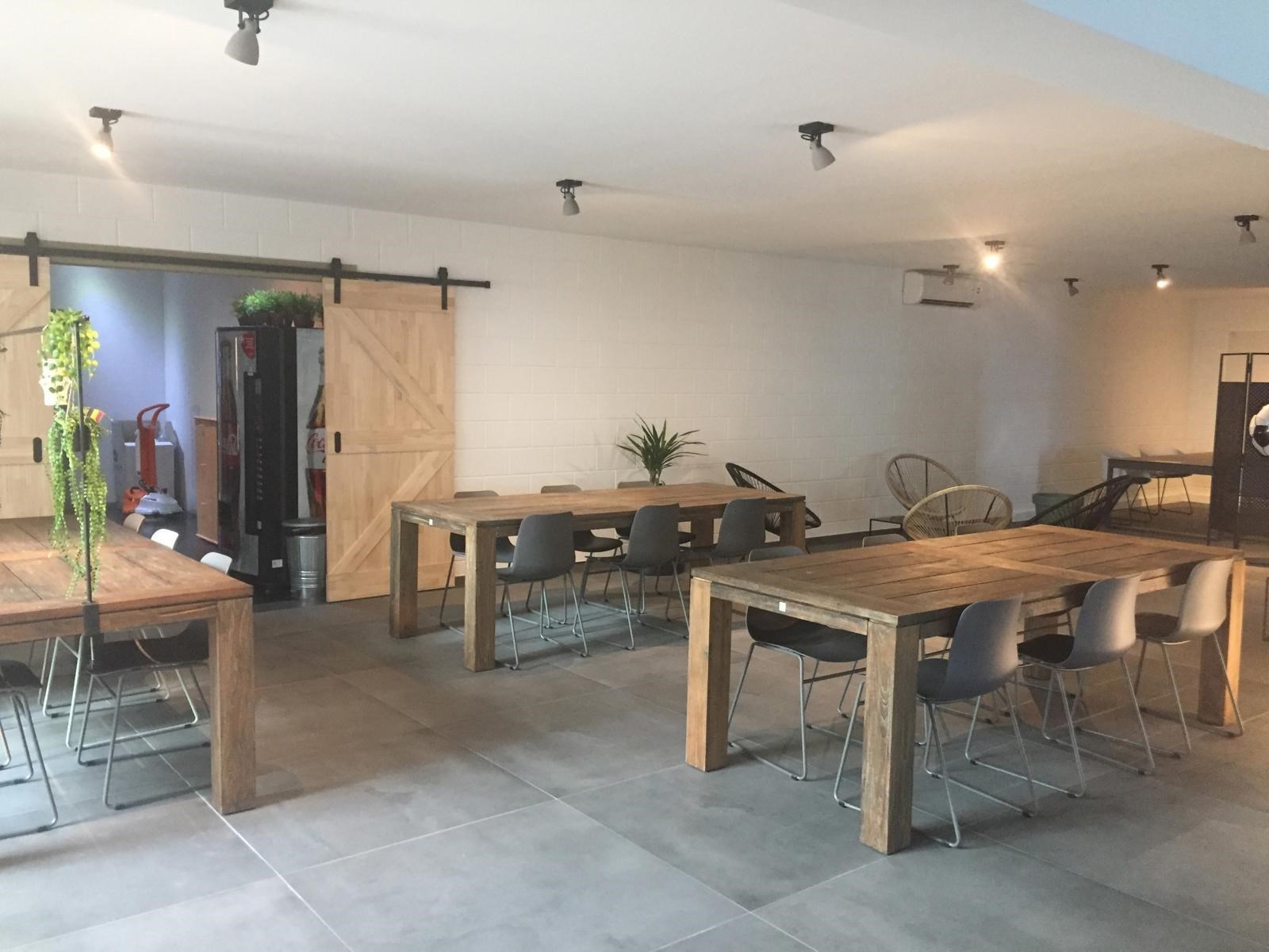 Terbeschikkingstelling van infrastructuur in vernieuwde kantoren met parking, v.a. 21 m², Genk-Noord - foto 1