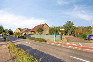 <p><strong>Verzorgde bungalow met 3 slaapkamers, alles gelijkvloers, op 806 m² — Reppel, Bocholt</strong></p>
<p>Rustig gelegen in Reppel, deelgemeente van Bocholt: een degelijk gebouwde, vrijstaande bungalow uit 1988 op een hoekperceel van 806 m². Alle kamers liggen op het gelijkvloers. Daarbovenop is er een ruime zolder over de volledige woning. De dorpskern van Reppel ligt op wandelafstand, het centrum van Bocholt op ca. 2 km en Bree op ca. 5 km.</p>
<p>Via de inkomhal komen we in de ruime living met eetruimte en de volledig ingerichte keuken. Verder liggen op het gelijkvloers een wasplaats/berging en een apart toilet.</p>
<p>Het nachtgedeelte telt drie slaapkamers (ca. 16 m², 13 m² en 10 m²) en een badkamer met ligbad, aparte douche en lavabo. In totaal heeft de woning twee aparte toiletten. Omdat alles op één niveau ligt, is deze woning ideaal om er levenslang te wonen.</p>
<p>De onafgewerkte zolder loopt over de volledige woning. Hij biedt veel bergruimte en mogelijkheden om later verder in te richten.</p>
<p>Buiten heb je een terras achteraan en een aangelegde tuin. Verder zijn er een garage, een carport en ruime bergingen, deels in een apart bijgebouw.</p>
<p>De woning is zeer goed onderhouden en afgewerkt met degelijke materialen. <br />De spouwmuren en het dak zijn geïsoleerd, en de houten ramen hebben dubbele beglazing en rolluiken. De verwarming gebeurt met een recent vernieuwde condensatieketel op aardgas.</p>
<p><strong>Troeven:</strong> alle kamers gelijkvloers – 3 slaapkamers – badkamer met ligbad en aparte douche – 2 toiletten – zolder van ca. 190 m² – garage en carport – hoekperceel van 806 m² met aangelegde tuin – geïsoleerde spouwmuren en dak – asbestveilig – niet overstromingsgevoelig.</p>
<p><strong>Kenmerken:</strong> bewoonbare oppervlakte ca. 152 m² · perceel 806 m² · open bebouwing · bouwjaar 1988 · KI € 904 · centrale verwarming op aardgas (condensatieketel) · houten ramen met dubbele beglazing · rolluiken · EPC-label C (294 kWh/m²/jaar) · asbestattest: asbestveilig · elektrische keuring: niet conform.</p>
<p>Voor meer informatie kan u mailen naar info@immo-bosmans.be</p>