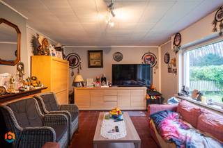 Op een schitterende locatie te Bonheiden bevindt zich deze open bebouwing met 3 slaapkamers en inpandige garage op een perceel van 477 m². U geniet hier van een uitstekende bereikbaarheid richting belangrijke invalswegen en bevindt zich tegelijk vlakbij het centrum van Bonheiden met winkels, eet-en drankgelegenheden, scholen en het openbaar vervoer op wandel- en fietsafstand.<br /><br />We betreden de woning via de inkomhal. De woonkamer geniet van veel lichtinval en kan worden ingericht met een gezellige zithoek. Aangrenzend bevindt zich de ruime eetkamer en de keuken, die voorzien is van de voornaamste toestellen. Vanuit de eetplaats heeft u verder nog toegang tot een bureau die eveneens gebruikt zou kunnen worden als extra slaapkamer. Het gelijkvloers beschikt aan de achterzijde nog over een badkamer met douche, een veranda, een inpandige garage en een apart toilet. De ruime nachthal op de eerste verdieping geeft ons toegang tot 2 slaapkamers en een apart toilet met lavabo. In de tuin kunt u steeds in alle rust en privacy genieten van het mooie weer. Een tuinhuis voorziet u van extra comfort en opbergruimte voor al uw tuinspullen. <br /><br />U bent verplicht om deze woning binnen de 6 jaar na aankoop grondig energetisch te renoveren tot minimum EPC-label D.<br /><br />Dit is een uitstekende opportuniteit als u op zoek bent naar een renovatieproject met zeer veel potentieel in het centrum van Bonheiden. Contacteer ons op 0497 14 67 97 voor meer informatie of neem een kijkje op www.boonstravastgoed.be. <br /><br />Bijzonderheden:<br />- Garage<br />- 3 slaapkamers<br />- Uitstekende locatie 