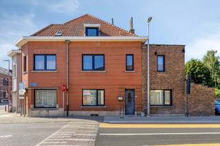 Deze goed gelegen woning in Boutersem is perfect voor gezinnen die op zoek zijn naar een ruime en comfortabele woning. Met 4 slaapkamers, een tuin en een terras biedt deze woning voldoende ruimte voor het hele gezin om te genieten van het buitenleven. De locatie is top: tussen Leuven en Tienen, vlakbij het sportcomplex Sport'o'Droom, winkels, restaurants, uitvalswegen, enz. <br /><br />Met een bewoonbare oppervlakte van 170m², is er genoeg ruimte voor het hele gezin. De oostelijke oriëntatie van de tuin zorgt ervoor dat u 's ochtends kunt genieten van de zon en kunt genieten van een kopje koffie op het terras.<br /><br />De woning heeft een EPC-waarde van energielabel E, wat betekent dat er nog ruimte is voor verbetering op het gebied van energiezuinigheid. Er is echter wel 1 ruime badkamer en 1 parkeerplaats beschikbaar, wat het comfort van de woning ten goede komt. Daarnaast is de elektrische keuring conform. <br /><br />Kortom, deze woning in Boutersem biedt alles wat u nodig heeft: ruimte, comfort, toplocatie en een mooie gezellige tuin om van te genieten. <br />Graag een bezoek? Bel David van LED-ON-IMMO op het nummer 0476 98 91 76 of mail naar info@ledonimmo.be. Tot gauw ;)