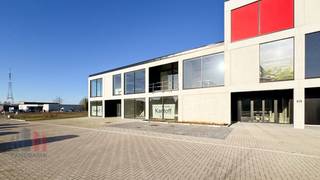 Casco kantoorruimte met een totale oppervlakte van <strong>250 m².</strong><br />Uitstekend gelegen aan de Brechtsebaan in Schoten, met een vlotte aansluiting op de E19 en uitstekende zichtbaarheid.<br /><br />De<strong> casco kantoorruimte </strong>omvat <strong>250 m² op het gelijkvloers</strong>. Het pand beschikt daarnaast over een kitchenette, afgewerkt sanitair met douchemogelijkheid, 5 privatieve parkeerplaatsen, aangevuld met openbare parkeermogelijkheden.<br /><br />Opslagruimte beschikbaar van 1000 m² met 200 m² mezzanine. Zowel het magazijn als de kantoren zijn quasi volledig uitgerust en bieden nog mogelijkheden tot afwerking op maat, in overleg met de eigenaar.<br /><br />Beschikbaar vanaf 01/04/2026<strong>. </strong>Gedeeltelijke huur eveneens mogelijk.<br /><br />Contacteer <strong>PANORAMA B2B</strong> voor bijkomende inlichtingen of een vrijblijvend plaatsbezoek <strong>0477 91 10 00</strong>