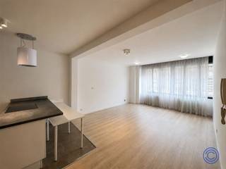 Informatie appartementDit gezellig duplex appartement bevindt zich op het gelijkvloers en de eerste verdieping van een verzorgd gebouw in de...