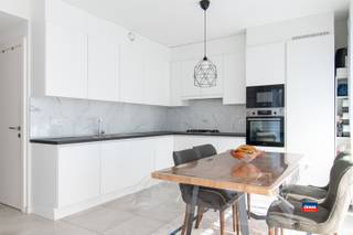 <p><span>HOBOKEN | INSTAPKLAAR APPARTEMENT MET DRIE SLAAPKAMERS, TERRAS EN AUTOSTAANPLAATS | GELEGEN OP DE VIERDE VERDIEPING VAN RECENT GEBOUW | EPC A |</span></p><p><span>Indeling als volgt: inkom/gang - lichtrijke woonkamer met open, geïnstalleerde keuken - berging met cv-ketel, ventilatiesysteem en droogkast - moderne badkamer met inloopdouche, lavabomeubel en aansluiting wasmachine - drie slaapkamers - apart toilet - terras.</span></p><p><span>Autostaanplaats en fietsenstalling voor 2 fietsen. Elektriciteit conform het AREI.</span></p><p><span>Water, gas en elektriciteit zijn individueel. Maandelijkse kosten bedragen 126 euro (minuterie, blokpolis, syndicus en onderhoud).</span></p><p><span>Gelegen in de onmiddellijke omgeving van supermarkten, fitness, scholen en openbaar vervoer.</span></p>