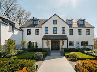 <p>Gelegen in de wijk Golf de Sept Fontaines, biedt deze ruime woning, gebouwd in 2022, alle moderne comfort en talrijke recreatieve voorzieningen.<br /><br />Bij de ingang beschikt de woning over een grote hal met vestiaire. Deze opent naar een ruime en lichte leefruimte met een eetkamer, een salon en een grote keuken. De begane grond omvat tevens een bureau met zicht op een glazen en geklimatiseerde wijnkelder, evenals een multifunctionele ruimte die momenteel is ingericht als ontspanningsruimte.<br />De eerste verdieping bestaat uit drie slaapkamers, elk met een dressing en een eigen douchekamer, evenals een master suite met een aparte dressing en een aangrenzende badkamer met een dubbele douche.<br />De tweede verdieping is ingericht als speelkamer voor kinderen en bevat een grote polyvalente ruimte.<br />De kelder beschikt over een mini-voetbalveld met kleedkamers, een pétanqueterrein en een technische ruimte.<br />Buiten geniet de woning van een groot zwembad, een padelveld en een tweede pétanqueterrein.<br /><br />Andere voorzieningen: Dubbele fluxventilatie, gasverwarming, alarmsysteem, zonnepanelen.<br /><br />Golf de Sept Fontaines is prachtig gelegen in een groene en rustige omgeving, niet ver van het centrum van Waterloo. Het biedt gemakkelijke toegang tot de golfbaan, scholen, sportcentra en winkels.<br /><br />Voor alle informatie en bezoeken kunt u contact opnemen met ons kantoor in Waals-Brabant op +32 (2) 898.09.40.</p>