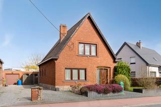<p><span>Charmante op te knappen open bebouwing met twee slaapkamers met een mogelijkheid voor een derde kamer. Deze woning ligt net buiten de dorpskern van Eppegem en geniet van een sterk netwerk wat betreft bereikbaarheid (wagen, bus en trein). In de nabije omgeving kan u verscheidene handelaars treffen. </span></p><p><span> </span></p><p><span>VIDEO</span><span>: <span>https://watch.wave.video/NcjVPCJeO16tUqk0</span></span><span> </span></p><p><span> </span></p><p><span>INDELING</span></p><p><span>Gelijkvloers: inkomhal, woonkamer, keuken met aangrenzende veranda, berging die toegang verleent naar de kelder, badkamer voorzien van douche, lavabo en toilet, tuin, garage en oprit. Eerste verdieping: hal, 2 slaapkamers en berging (met mogelijkheid tot omvormen kamer).</span></p><p><span> </span></p><p><span>BRUIKBARE OPPERVLAKTE</span><span>: +/- 157 m² (excl. garage en kelder). </span></p><p><span> </span></p><p><span>BESCHIKBAARHEID</span><span>: bij authentieke akte.</span></p><p><span> </span></p>