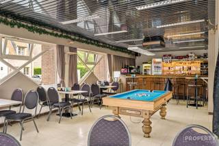 TE KOOP: Handelsfonds Café Vrij Polen in Oostrozebeke. Bent u op zoek naar een instapklare horecazaak met karakter, ruimte én geschiedenis? Dan is...