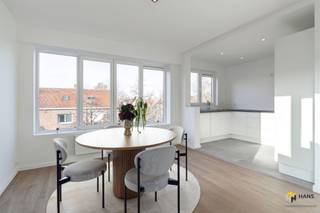 <p><span>Gerenoveerd hoekappartement (92 m²) met 3 slaapkamers en garage in Ekeren.</span></p><p><span> </span></p><p><span>In een rustige straat nabij de dorpskern treffen we dit kleinschalige gebouw. Je zit hier vlakbij het centrum met tal van winkels en voorzieningen en met de wagen bereik je de snelweg in slechts enkele minuten. Ook het station en meerdere bushaltes zijn te vinden op wandelafstand.</span></p><p><span> </span></p><p><span>Het hoekappartement bevindt zich op de tweede verdieping van een goed onderhouden gebouw van 2 hoog. Het werd zonet volledig gerenoveerd en daarbij zijn kosten noch moeite gespaard om een resultaat neer te zetten dat tot in de puntjes klopt. Denk aan nieuwe vloeren, ramen, keuken, badkamer en alle andere essentiële elementen – alles is splinternieuw, zodat jij hier meteen kan genieten van een zorgeloze, frisse start!</span></p><p><span> </span></p><p><span>Binnenkomen doe je in de inkomhal met apart gastentoilet en handenwasser. Van hieruit stap je meteen de leefruimte met open keuken binnen, samen goed voor zo</span><span>’</span><span>n 42 m². Dankzij de grote raampartijen en de hoekligging geniet je hier van uitzonderlijk veel natuurlijk licht – een heerlijke plek om tot rust te komen. De volledig nieuwe keuken is uitgerust met alle hedendaags comfort, waaronder een kookvuur, dampkap, ingebouwde oven, microgolfoven, vaatwasser, frigo en vriezer.</span></p><p><span> </span></p><p><span>Verder beschikt het appartement over drie slaapkamers: één van 7 m² aan de zijkant en twee volwaardige kamers van 12 m² en 14 m² aan de achterzijde. Daarnaast is er nog een praktische berging aanwezig en een volledig vernieuwde badkamer (4 m²) met inloopdouche en strak lavabomeubel. Tot slot is de garagebox mogelijks mee aan te kopen aan 30 000EURO.</span></p><p><span> </span></p><p><span>Ben je op zoek naar een instapklaar appartement nabij het dorpscentrum? Mis deze kans niet! Bewoonbare opp. 92 m² ref.: bruto vloeropp. EPC. Voor meer info of een gratis schatting surf naar </span><span><span>www.hansimmo.be</span></span><span>.</span></p><p><span> </span></p>