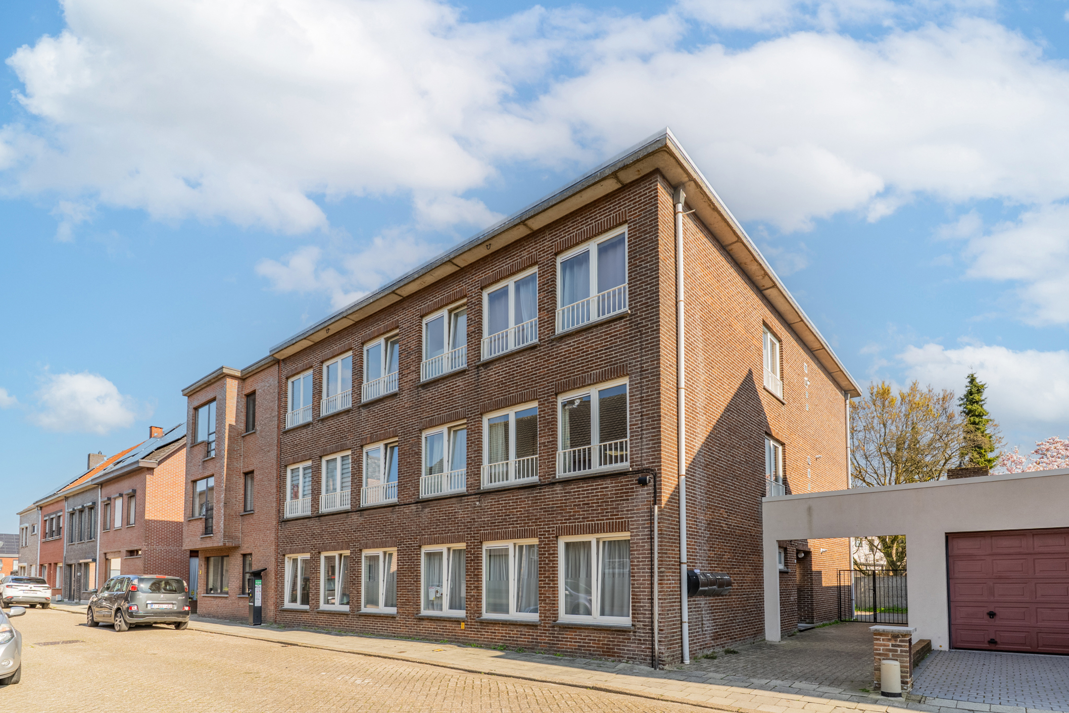 Goed verhuurd appartementsgebouw met 5 appartementen en 5 garages op goede locatie - foto 1