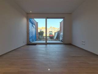 <p><span>SINT-NIKLAAS</span><span> - Ben je op zoek naar een gerenoveerde energiezuinige woning met tuin? Kijk dan snel even verder!</span></p><p><span> </span></p><p><span>Enkele troeven op een rij:</span></p><ul><li><span>Grondige energetische renovatie </span></li><li><span>Vloerverwarming via warmtepomp (lucht-water) </span></li><li><span>EPC: 17 (11 zonnepanelen)</span></li><li><span>Volledig geschilderd en voorzien van verlichting</span></li><li><span>Aangename tuin met terras</span></li><li><span>Autostaanplaats inbegrepen in de huurprijs achteraan de woning</span></li></ul><p><span> </span></p><p><span>De indeling is als volgt:</span></p><p><span>Je betreedt de woning via de inkom met ruime voorplaats/eetplaats. Verder vindt je op het gelijkvloers een apart toilet, een praktische berging/wasplaats en een volledig ingerichte open keuken voorzien van alle toestellen.</span></p><p><span>Achteraan bevindt zich de lichtrijke leefruimte met schuifraam dat uitgeeft op het terras en de tuin.</span></p><p><span> </span></p><p><span>Op de eerste verdieping is er een nachthal, een apart toilet, een ruime ingerichte badkamer met lavabomeubel en inloopdouche, en een eerste volwaardige slaapkamer.</span></p><p><span> </span></p><p><span>De tweede verdieping telt nog twee bijkomende slaapkamers.</span></p><p><span> </span></p><p><span>De woning is bovendien uitgerust met een ventilatiesysteem D en 11 zonnepanelen.</span></p><p><span> </span></p><p><span> </span></p><p><span>Beschikbaar </span><span>na afwerking van de werken (richtdatum 1/04/2026)</span></p><p><span>Huurprijs</span><span>: €1.190 (incl. autostaanplaatst)</span></p><p><span>EPC</span><span>: 17</span></p><p><span> </span></p><p><span>Interesse in deze mooie woning? Vraag dan snel je bezoek aan via onze website!</span></p><p><span> </span></p><p><span> </span></p>