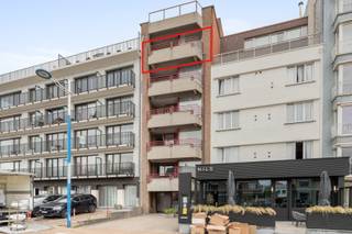 Koksijde : Op de vijfde verdieping van een goed onderhouden residentie in Koksijde bevindt zich dit ruim en lichtrijk appartement. De...