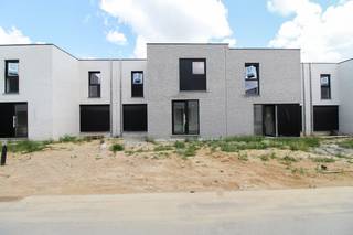 Op de grens van Roeselare en Hooglede, in de Simonne Brugghestraat, staan deze halfopen en gesloten nieuwbouwwoningen in een rustige en kindvriendelijke buurt. Ze charmeren met hun unieke nieuwbouwstijl, waarbij een goede bereikbaarheid en een groene omgeving perfect samenkomen. Je kunt gemakkelijk de autosnelweg nemen of het openbaar vervoer gebruiken. Bovendien geniet je van de nabijheid van ziekenhuizen, scholen, winkels en diverse recreatiemogelijkheden, waardoor het een ideale woonplek is voor zowel jong als oud.<br /><br /><strong>Troeven van deze woningen:</strong>
<ul>
	<li>Instapklare, energiezuinige woning;</li>
	<li>Vloerverwarming op het gelijkvloers in combinatie met het warmtenet;</li>
	<li>3 ruime slaapkamers;</li>
	<li>Badkamer uitgerust met een inloopdouche, bad en dubbel lavabomeubel;</li>
	<li>Ruime inpandige garage met automatische sectionaalpoort;</li>
	<li>Vanuit de garage is er toegang tot de aangelegde tuin;</li>
</ul>
<br />Wil je meer informatie? Neem dan nu nog contact met ons op!