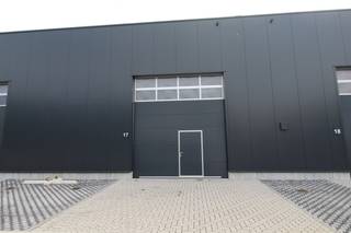 Nieuwbouw loods van 117,10 m² te huur langs de Schaapbruggestraat te Roeselare.<br />Opgebouwd uit staalstructuur met beton onder element en sandwichpanelen + steeldeck
<ul>
<li>Sectionale poort met deur en glassectie </li>
<li>Vrije hoogte van 6m </li>
<li>Toegangssysteem met badge of smartphone</li>
<li>Drijfkracht 400V+N</li>
<li>Ledverlichting </li>
<li>Brandklasse C</li>
<li>1 Parkeerplaats inbegrepen</li>
</ul>
<strong>Huurprijs is € 526,95 / per maand (Ex. btw).<br />Prijs inclusief gemeenschappelijke kosten</strong><br /><br />De loods is beschikbaar vanaf augustus. <br />Neem vrijblijvend contact op voor meer informatie.