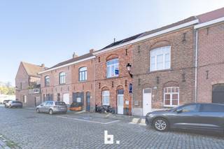 Instapklaar en recent gerenoveerd!Deze charmante, recent gerenoveerde woning bevindt zich in het bruisende stadscentrum. Alles werd netjes opgefrist,...