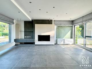 Met een bewoonbare oppervlakte van meer dan 350m² op een domein van bijna 10.000m² geniet je hier werkelijk van een zee van ruimte en zeer veel privacy.<br /> <br />We bereiken de woning via een brede oprijlaan. Voor de woning zijn verschillende parkeerplaatsen aangelegd.<br /><br />In de inkomhal vinden we een gastentoilet met lavabo, toegang tot de bureelruimte (ook via de woonkamer bereikbaar) en een dubbele glazen deur naar de woonkamer. De werkelijk zeer ruime, lichtrijke woon- en eetkamer met prachtige vergezichten rondom heeft een mooie open haard voor extra gezelligheid. De grote keuken is luxueus en compleet ingericht met alle toestellen en veel kastruimte, en heeft een directe toegang tot 2 praktische bergingen: via de ene berging bereiken we de droge kelder, via de andere berging komen we in de garage met elektrische poort waar gemakkelijk 2 wagens en verschillende fietsen kunnen staan.<br /> <br />Op de verdieping vinden we een afzonderlijk toilet, 3 ruime slaapkamers en een badkamer (lavabo en luxedouche). Eén van de slaapkamers heeft een dressing en een eigen badkamer (dubbele lavabo, bad, luxedouche en toilet). In elke slaapkamer is airco aanwezig. <br /><br />Er is een zolder aanwezig die bereikbaar is via een luik. <br /><br />In de prachtig aangelegde tuin met verschillende terrassen, bereikbaar vanuit zowel de leefruimte als de keuken, treffen we nog een serre en een groot tuinhuis. Palend aan de woning en de tuin is er een weide van meer dan 7700m² die mee in de verkoopprijs is inbegrepen.