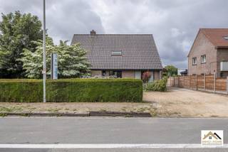 Deze villa in de Orchideestraat 52 en 54 in Oostakker dichtbij belangrijke oprit R4, biedt een ruime en praktische woonindeling met een aangename leefruimte, veel natuurlijke lichtinval en een open verbinding met de eetplaats en ingerichte keuken. De woning beschikt over vier ruime slaapkamers waarvan 1 huidig als hobbykamer, een badkamer met bad en toilet. Een apart toilet op het gelijkvloers en een bijkeuken met douchecabine biedt wat extra comfort in het dagelijkse gebruik. De grote zolder zorgt voor bijkomende opbergmogelijkheden, terwijl de dubbele garage en ruime oprit praktische troeven zijn. Buiten vormt de grote tuin met terras een aangename plek om rustig te genieten, ideale woning voor wie op zoek is naar ruimte, comfort en een gezinsvriendelijke woonst in Oostakker. Inschrijven via mail naar tommy@immo-home.be, geen telefonische inschrijvingen! Volg ons op Fb en Insta. Voor meer info: www.immo-home.be. GRATIS SCHATTING & GRATIS FINANCIEEL ADVIES