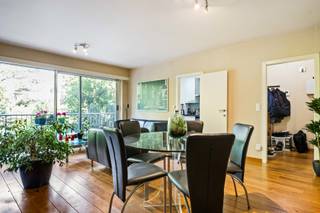 <p><span>Gelegen in de rustige Hovestraat, op wandelafstand van winkels, het centrum en belangrijke invalswegen, geniet je hier van de perfecte combinatie van comfort, bereikbaarheid en een aangename woonomgeving.</span><span><br /></span><span><br /></span><span>Je komt binnen in de lichtrijke leefruimte, waar de grote raampartijen zorgen voor een aangenaam ruimtegevoel en veel natuurlijke lichtinval. De volledig uitgeruste, gesloten keuken sluit hier naadloos op aan. Vanuit de leefruimte stap je zo het ruime terras op, waar je geniet van een mooi groen uitzicht. Via de nachthal bereik je de twee ruime slaapkamers en de badkamer. De mooie parketvloer, die doorloopt doorheen het volledige appartement, creëert een warme en verzorgde uitstraling.</span><span><br /></span><span><br /></span><span>Als extra troef beschikt het appartement over een ruim terras en een private kelderberging, ideaal voor extra opslagruimte. Bovendien is er de mogelijkheid om een garagebox met een extra staanplaats vóór de garagebox aan te kopen, een absolute meerwaarde op deze locatie.</span></p>
<p><span>Troeven</span></p>
<p><span>- Instapklaar appartement</span></p>
<p><span>- Rustige, centrale ligging in Edegem</span></p>
<p><span>- Goed epc en AREI is conform</span></p>
<p><span>- Praktische berging</span></p>
<p><span>- Mogelijkheid tot aankoop van garagebox en staanplaats voor de garagebox (35.000 euro)<br /><br />- Nieuwe keukentoestellen (2025)<br /><br />- Gepantserde veiligheidsbranddeur <br /></span></p>
<p><span>Voel jij je hier al thuiskomen? Plan dan snel je bezoek en ontdek het appartement zelf.</span><span><br /></span><span>Plan vandaag nog je bezoek via info@jamar.immo of bel 03 435 31 33.</span></p>
<p><span>Alle attesten zijn terug te vinden op</span><span> </span><span>https://jamar.immo</span><span>.</span></p>
<p><span>Wg, Vg, Gvv, Gvkr, Gmo. Niet gelegen in overstromingsgevoelig gebied.</span></p>