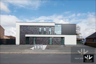 Prachtig gelijkvloers appartement met grote tuin - totaalrenovatie vanaf 0 gedaan in 2019, met zeer hoogwaardige afwerking! Troeven: * Gelijkvloers +...