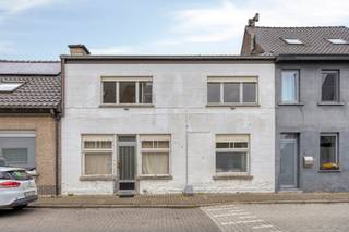 Ben je op zoek naar een ruime woning met een grote tuin en tal van mogelijkheden om naar eigen smaak te renoveren? Dan is deze halfopen bebouwing in het landelijke Erondegem zeker een bezoek waard.<br /><br />Met een perceeloppervlakte van 970 m², vier slaapkamers en een praktische indeling vormt deze woning de ideale basis voor gezinnen, investeerders of handige renovators.<br /><br />Indeling van de woning<br /><br />Gelijkvloers:<br />- Inkom<br />- Ruime leefruimte met open keuken<br />- Grote slaapkamer<br />- Badkamer met douche<br />- Berging<br /><br />Eerste verdieping:<br />- Nachthal<br />- 3 slaapkamers<br /><br />Troeven:<br />- Perceeloppervlakte van 970 m²<br />- 4 slaapkamers waarvan 1 op het gelijkvloers<br />- Ruime leefruimte met open keuken<br />- landelijke ligging<br />- Vlotte verbinding naar Aalst, Wetteren en E40<br /><br />Benieuwd naar de mogelijkheden van deze woning? <br />Contacteer ons voor meer informatie of plan vandaag nog jouw bezoek via:<br />https://albert.immo/listing/dwelling-for-sale-9420-erpe-mere-7721212