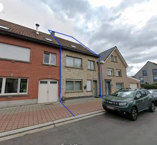 Deze gerenoveerde woning met tuin heeft een zéér gunstige ligging. Verbindingsweg naar E40 is op 150m, scholen zijn op wandelafstand, alsook...