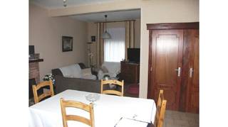 Deze <strong>2-slaapkamerwoning</strong> met <strong>stadsterrasje</strong> heeft een uitstekende ligging in <strong>Brugge</strong> met zicht op de <strong>Boeverievest.</strong><br />Vlakbij de Smedenpoort, stadswallen, winkels en 't Zand en dichtbij het bus- en treinstation en uitvalswegen.<br />Troeven : de zeer goede ligging bezorgt de woning een uitstekende Mobiscore van 9,3 op 10 !<br />Thans verhuurd en dus ook interessant als vastgoedinvestering<br /><br />Omvat een inkom, lichtrijke living met eetplaats, ingerichte keuken, berging, kelder, 2 slaapkamers, badkamer met douche, grote zolder en een stadsterrasje.<br />Vg,Wche,Gmo,Gvkr,Gvv Dit pand is onderhevig aan de renovatieplicht van residentieel vastgoed opgelegd door de Vlaamse overheid.<br />P-score=A G-score=A<br />#leukwonen #brugge #vastgoedinvestering<br /><br />Bewoonbare oppervlakte: 120 m²<br />Totale oppervlakte: 63 m²