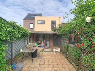 <p><span>CO IMMO VERKOOPT TE RENOVEREN 3-GEVEL OP TOPLOCATIE IN STEENOKKERZEEL!</span></p><p><span> </span></p><p><span> </span></p><p><span>Te renoveren 3-gevelwonig op 2 percelen goed voor samen 7a 35ca, gelegen in een rustige straat in Steenokkerzeel. </span></p><p><span> </span></p><p><span>Via de inkomhal met apart toilet, trap en nis voor vestiaire komen we in de leefruimte. Verder hebben we op het gelijkvloers een praktische en gezellige ontbijthoek en keuken met zicht op de tuin. Op de verdieping zijn 2 ruime slaapkamers, bureau en badkamer. Met de uitklapbare trap is ook de zolderkamer bereikbaar die kan dienen als extra slaapkamer. </span></p><p><span>De woning is deels onderkelderd en beschikt over een ruime garage van 40m2. </span></p><p><span> </span></p><p><span>Troeven: </span></p><p><span>- Dubbele beglazing PVC 2022;</span></p><p><span>- Condenserende ketel op gas 2015;</span></p><p><span>- 8 Zonnepanelen 2024;</span></p><p><span>- EPC D. </span></p><p><span> </span></p><p><span>Stedenbouwkundige inlichtingen in aanvraag. </span></p><p><span> </span></p><p><span>Contacteer ons nu voor een bezoek via <span>info.steenokkerzeel@co-immo.be</span></span><span> ! </span></p><p><span> </span></p>