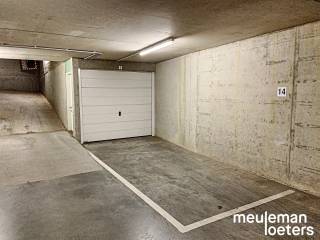 Ondergrondse garagebox (nr. 6) gelegen in residentie Marie Malou heeft een uitstekende ligging in het commercieel centrum van Oostkamp. <br /><br />De garagebox heeft een diepte van 9,86m, is voorzien van een elektrische bediende sectionale poort en een deur aan de zijkant.<br /><br />Voor de garagebox is een privatieve autostaanplaats (nr. 14) gelegen.<br /><br />De garagebox is gelegen op verdieping -2.<br /><br />Meer informatie bij ons kantoor.